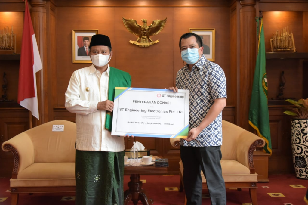 Wakil Gubernur (Wagub) Jawa Barat (Jabar) Uu Ruzhanul Ulum menerima bantuan penanganan COVID-19 berupa masker medis 10.000 unit dari ST Engineering Pte. Dok: Humas Jabar.