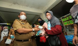 PKL Dapatkan Bantuan Logistik Pemkot Bandung membagikan bantuan kepada PKL binaan di 6 titik. Bantuan ini diserahkan oleh Plt. Wali Kota Bandung, Yana Mulyana, Selasa (11/1/2022). Foto: Humas Kota Bandung.