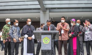 16424019257-bukti-nyata-pandemi-covid-19-tingkatkan-gotong-royong-rakyat-indonesia Presiden RI Joko Widodo hadir pada acara Dies Natalis ke-67 Universitas Katolik Parahyangan di Kampus Unpar, Jalan Ciumbuleuit, Senin (17/1/2022).