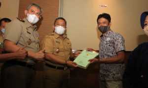 Pemerintah Kota Bandung bersama Kantor Pertanahan Kota Bandung menyerahkan 713 bidang tanah di Kecamatan Sikasari secara bertahap. Foto: Humas Kota Bandung.