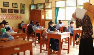 PTM 100 Persen Kota Bandung Hari ini, Senin (10/1/2022) adalah hari pertama siswa - siswi mengikuti Pertemuan Tatap Muka Terbatas (PTMT) 100% semester 2 di Kota Bandung. Foto: Kemdikbud.