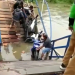 Viral jembatan kayu penghubung daerah Batujajar-Cihampelas roboh saat dilintasi sejumlah pengendara motor, Minggu (2/1/2022). Foto: Instagram.