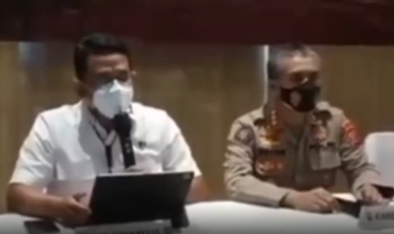 Ribuan pendukung yang memadati Markas Polda Jabar menunggu kabar kepastian status Habib Bahar bin Smith hingga tengah malam. Foto: Twitter @Lelaki_5unyi.