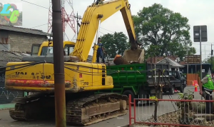 Pembangunan Underpass Sriwijaya terlihat progress dari setiap harinya, meskipun meleset target Underpass tersebut dipastikan akan selesai di akhir Januari 2022. Foto: Youtube @Langit Cimahi.