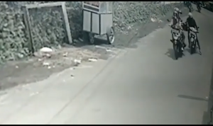 Aksi Jambret Padasuka Aksi penjambretan terekam kamera CCTV di Jalan Purbasari, Padasuka sekitar pukul 12 siang, Kamis (12/1/22). Foto: Tangkapan layar rekaman CCTV.