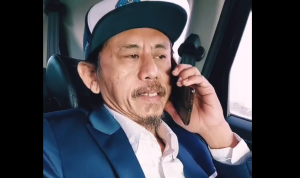 Epy Kusnandar Epy "Kang Mus" Kusnandar tidak ketinggalan mengkritik Arteria Dahlan. Dalam video yang diunggahnya di Instagram, Epy sembari pura-pura menelpon meminta lawan bicaranya untuk mencarikan guru bahasa Sunda untuk Arteria Dahlan. Foto: Instagram @epy_kusnandar_official.