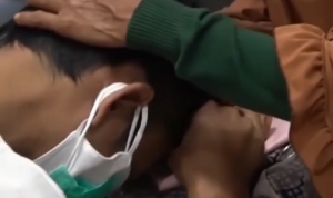 Pemuda Yang Curi Motor Demi Bantu Ibunya Dibebaskan Kejari Cimahi Tangis haru menyelimuti proses persidangan Agus, seorang pemuda yang baru saja menikah dan sempat ditetapkan sebagai tersangka dalam kasus pencurian motor milik majikannya. Foto: Instagram @infocimahi.co.
