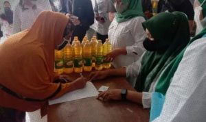 OPM Soreang Masyarakat berbondong-bondong datang ke Operasi Pasar Murah (OPM) di Pasar Sehat Soreang, Kabupaten Bandung, Rabu (12/1/2022). Foto: Instagram @infotisoreang.