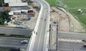 Pembongkaran Jembatan Penyeberangan Mengger Pembongkaran jembatan penyeberangan Mengger pada tangga 18-21 Januari untuk percepatan penyelesaian proyek Kereta Cepat Jakarta-Bandung (KSJB) melalui PT Kereta Cepat Indonesia China (KCIC) akan lakukan pembongkaran. Foto: Instagram @infocimahi.co.