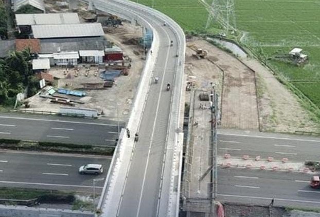 Pembongkaran jembatan penyeberangan Mengger pada tangga 18-21 Januari untuk percepatan penyelesaian proyek Kereta Cepat Jakarta-Bandung (KSJB) melalui PT Kereta Cepat Indonesia China (KCIC) akan lakukan pembongkaran. Foto: Instagram @infocimahi.co.