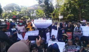 Masyarakat Sunda Gelar Aksi Tangkap Arteria Dahlan Puluhan massa Masyarakat Sunda menggelar demonstrasi di depan gedung Sate, kota Bandung, Jum'at (21/1/2022) siang. Foto: Muhammad Thoriq Anwar.