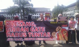 Aliansi Emak-Emak Bandung Aliansi Emak-Emak Bandung menggelar aksi mendesak KPK mengusut laporan dugaan KKN yang dilakukan oleh Gibran Rakabuming Raka dan Kaesang Pangarep. Foto: Muhammad Thoriq Anwar.