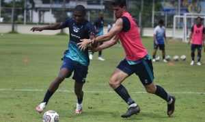 Persib Bandung akan bertemu Persita Tangerang pada pertandingan pertama putaran kedua Liga 1 2021/2022 di Stadion I Gusti Ngurah Rai, Denpasar, Bali, Jumat (7/1/2022). Foto: Persib Bandung.