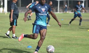 Ezra dan Igbonefo Persib Bandung mendapat tambahan amunisi untuk melakoni pertandingan pekan ke-19 Liga 1 2021/2022. Pangeran Biru akan menghadapi Bali United di Stadion I Gusti Ngurah Rai Denpasar, Kamis (13/1/2021) malam. Foto: Persib Bandung.