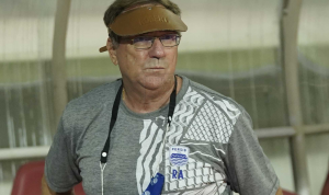 Robert Rene Alberts Pelatih Persib Bandung, Robert Rene Alberts percaya akan kemampuan tim asuhannya bisa memenangi pertandingan melawan Borneo FC pada pertandingan pekan ke-20 Liga 1 2021/2022. Foto: Persib Bandung.