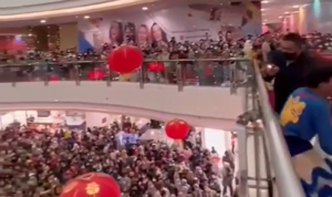 Viral Aksi Barongsai Pancing Kerumunan di Mall Kota Bandung Video warga membanjiri salah satu mall di Jalan Peta Kota Bandung viral dan menjadi sorotan Satgas Covid-19, Selasa (1/2/2022). Foto: @kangyanamulyana.