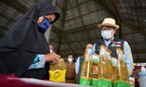 OPM kampung Budaya Pemerintah Daerah (Pemda) Provinsi Jawa Barat bersama Pemda Kabupaten Karawang melakukan operasi pasar minyak goreng di Kampung Budaya, Teluk Jambe, Kabupaten Karawang, Selasa (15/02/2022). Foto: Humas Jabar.