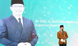 Gubernur Jawa Barat Ridwan Kamil terharu ketika melihat jumlah penghapal Al-Qur'an yang hadir dalam pelaksanaan wisuda hafidz al Qur'an Satu Desa Satu Hafidz (Sadesha) di Soreang, Senin (31/1/2022). Foto: Humas Jabar.