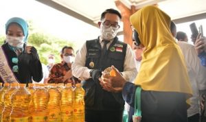 Pemprov Jabar Bagi 30 Liter Minyak Goreng Gratis di Pangandaran Pemda Provinsi Jawa Barat mendapatkan 30 juta liter minyak goreng dari Pemerintah Pusat, usai operasi pasar murah minyak goreng di Desa Cintaratu, Parigi, Kabupaten Pangandaran, Minggu (20/2/2022). Foto: Humas Jabar.