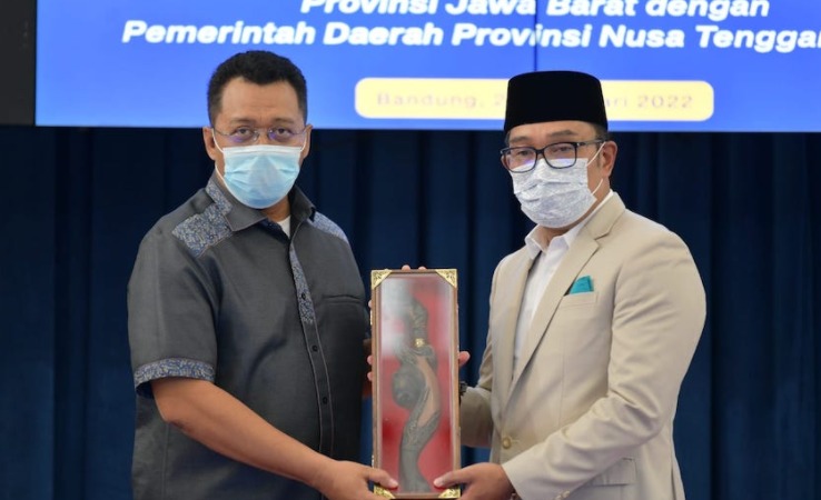 Pemda Provinsi Jawa Barat mendukung penyelenggaraan MotoGP di Mandalika, Nusa Tenggara Barat. Salah satu bentuk dukungan dengan memasok produk-produk merchandise hasil kolaborasi antara Pemda Provinsi Jabar dengan Pemda NTB. Foto: Humas Jabar.