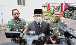 Ridwan Kamil Gubernur Jawa Barat, Ridwan Kamil prihatin atas kondisi skuad Persib Bandung saat ini. Diketahui ada 17 orang dalam tim Maung Bandung, baik pemain maupun staf klub yang menjalani karantina. Foto: Humas Jabar.