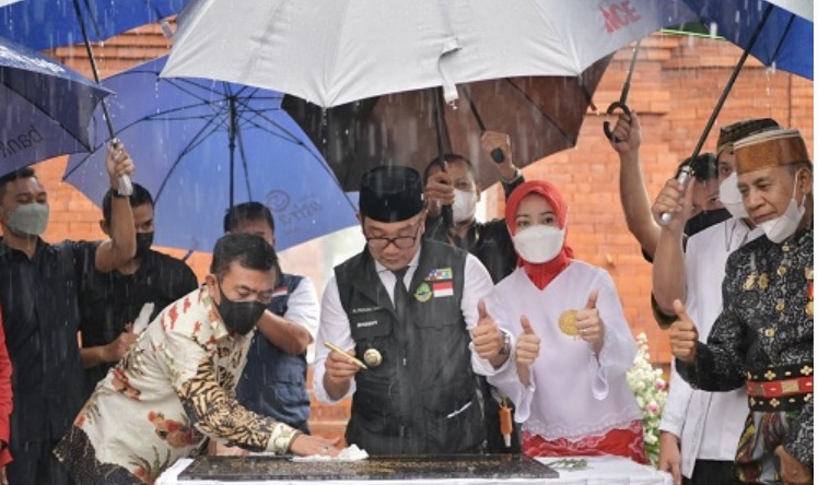 Keraton Kasepuhan Cirebon kini memiliki Alun-alun dengan wajah baru yang nuansanya kental bak bangunan keraton. Foto: Humas Jabar.