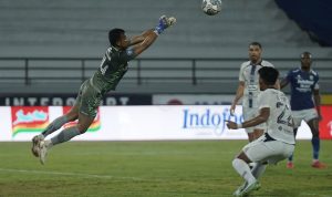 Persib Bandung harus puas berbagi poin dengan PSIS Semarang, setelah bermain imbang tanpa gol pada laga pekan ke-25 Liga 1 202/2022 di Stadion Kapten I Wayan Dipta, Gianyar, Bali, Selasa (15/2/2022). Foto: Persib Bandung.