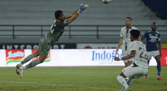 Persib Bandung harus puas berbagi poin dengan PSIS Semarang, setelah bermain imbang tanpa gol pada laga pekan ke-25 Liga 1 202/2022 di Stadion Kapten I Wayan Dipta, Gianyar, Bali, Selasa (15/2/2022). Foto: Persib Bandung.