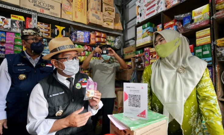 Gubernur Jawa Barat Ridwan Kamil meresmikan dua pasar tradisional sekaligus hasil revitalisasi Program Pasar Rakyat Jabar Juara di Kabupaten Cirebon, Jumat (4/3/2022). Foto: Humas Jabar.