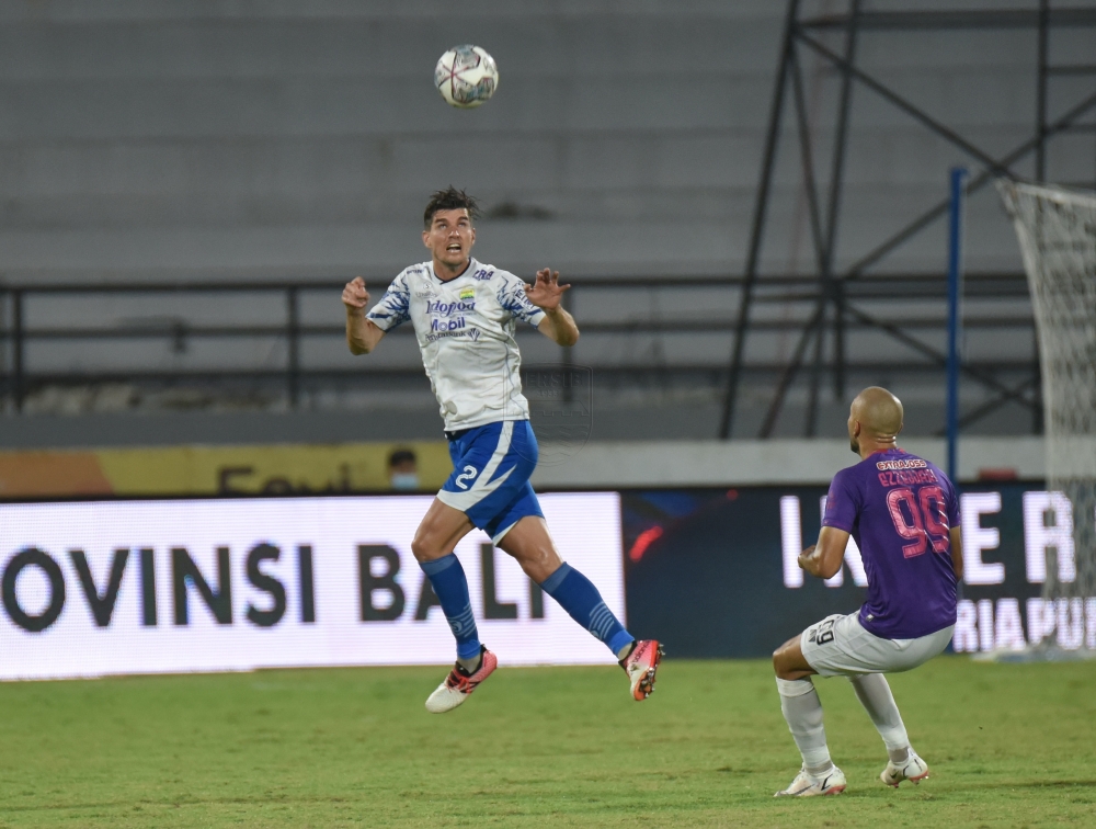 Bek Persib Bandung, Nick Kuipers menegaskan, timnya akan tetap solid meski gagal mengangkat trofi juara Liga 1 2021/2022. Foto: Persib Bandung.