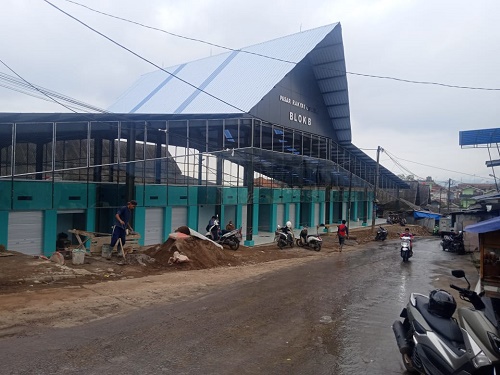 Tak hanya merevitalisasi area dalam pasar, Pemda Provinsi Jabar rencananya membenahi pula jalan akses masuk pasar yang kondisinya kini relatif sempit dan agak rusak. Foto: Humas Jabar.