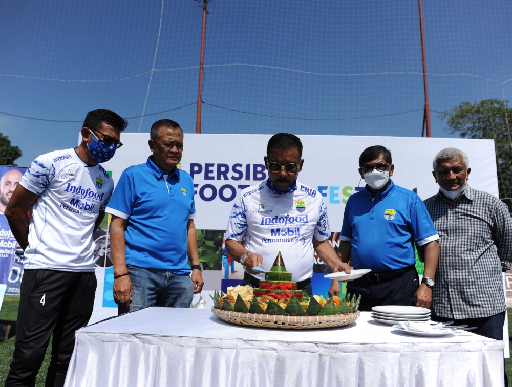 Persib Bandung menggelar acara syukuran di hari ulang tahunnya yang ke-89 di Lapangan Soccer Republic, Bandung, Senin (14/3/2022). Foto: Persib Bandung.
