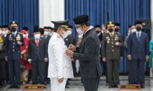 Plt Wali Kota Bandung, Yana Mulyana resmi dilantik sebagai Wali Kota Bandung definitif di ruang Aula Barat, Gedung Sate, Jalan Diponegoro, Kota Bandung, Senin (18/4/2022). Foto: Humas Kota Bandung.