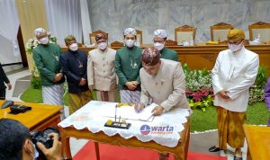 DPRD dan Pemerintah Daerah Kabupaten Bandung resmi menandatangani dua Rancangan Peraturan Daerah (Raperda) dalam Rapat Paripurna Istimewa di Gedung DPRD, Soreang, Rabu (20/4/2022). Foto: M. Thoriq Anwar/WartaBandung.