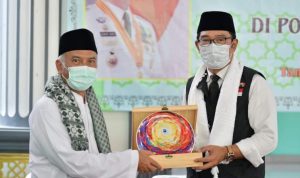 Gubernur Jawa Barat Mochamad Ridwan Kamil bersilaturahmi di Pondok Pesantren Pink 03, Kabupaten Bekasi. Foto: Humas Jabar.