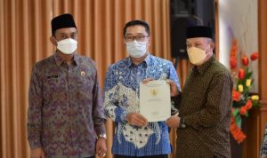 Gubernur Jawa Barat Mochamad Ridwan Kamil menyerahkan 502 sertifikat tanah wakaf kepada masyarakat yang tersebar di kabupaten/kota Jawa Barat. Foto: Humas Jabar.
