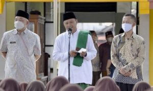 Wakil Gubernur Jawa Barat Uu Ruzhanul Ulum mendorong para guru sebagai tenaga pendidik untuk membangun hubungan yang baik dengan siswa/ siswi di sekolah. Foto: Humas Jabar.