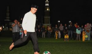 Web capture_27-4-2022_94952_jabarprov.go.id Gubernur Jawa Barat Ridwan Kamil menikmati malam minggu di Alun-alun Kabupaten Majalengka dengan bermain bola bersama anak-anak. Foto: Humas Jabar.
