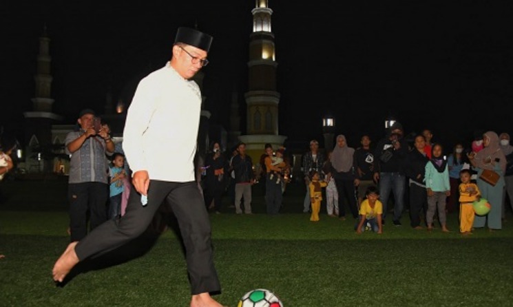 Gubernur Jawa Barat Ridwan Kamil menikmati malam minggu di Alun-alun Kabupaten Majalengka dengan bermain bola bersama anak-anak. Foto: Humas Jabar.