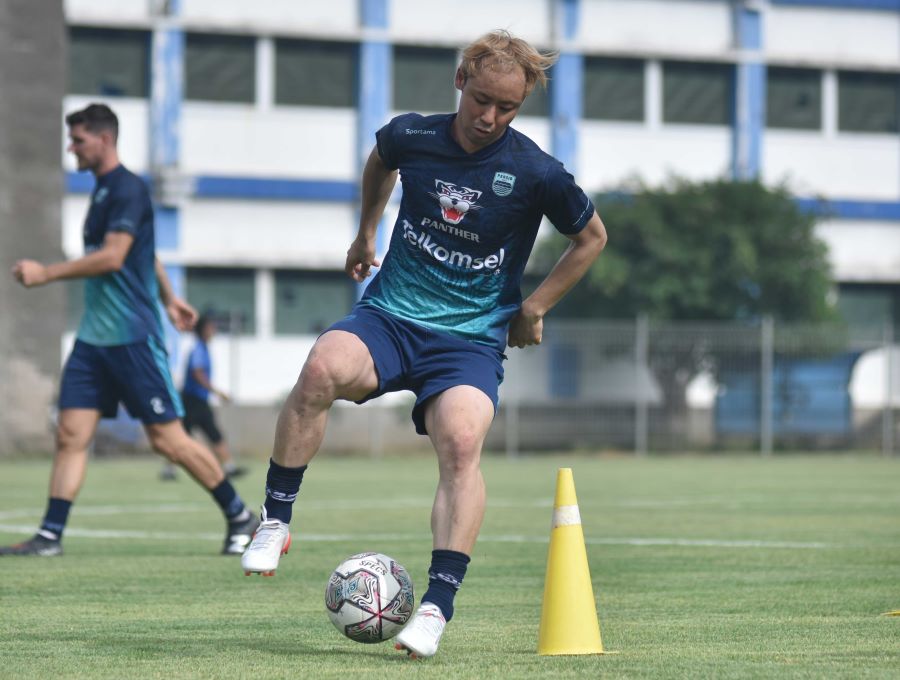 Pelatih Persib Bandung, Robert Rene Alberts tak ingin terburu-buru menentukan pilihannya untuk satu slot pemain asing dari Benua Asia. Foto: Persib Bandung.