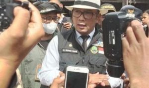 Gubernur Jawa Barat Ridwan Kamil beserta Ibu Atalia, didampingi Wakil Bupati Syahrul Gunawan mendatangi Desa Tenjolaya, Kecamatan Pasirjambu, Kabupaten Bandung, Jawa Barat, untuk melihat kondisi jembatan yang runtuh akibat luapan sungai Ciwidey beberapa waktu lalu. Foto: @infotidayeuhkolot.