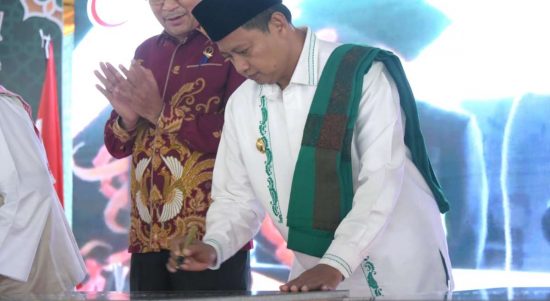 Gubernur Jawa Barat Uu Ruzhanul Ulum meresmikan Kompleks Pendidikan MTs-MA As-Syifa Al-Khoeriyyah di Kecamatan Sagalaherang, Kabupaten Subang, Sabtu (16/7/2022). Foto: Humas Jabar.