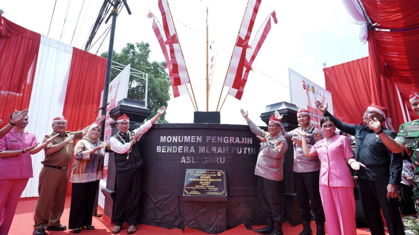 Gubernur Jawa Barat Ridwan Kamil meresmikan Monumen Pengrajin Bendera Merah Putih di Desa Leles, Kecamatan Leles, Kabupaten Garut, Senin (22/8/2022). Foto: Humas Jabar.