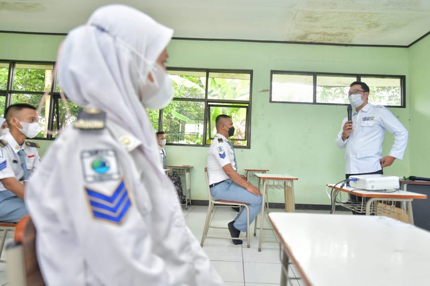 Gubernur Jawa Barat Ridwan Kamil berpesan kepada siswa SMK Negeri 2 Subang untuk menjadi pemersatu bangsa dengan menyebarkan pesan-pesan persatuan. Foto: Humas Jabar.