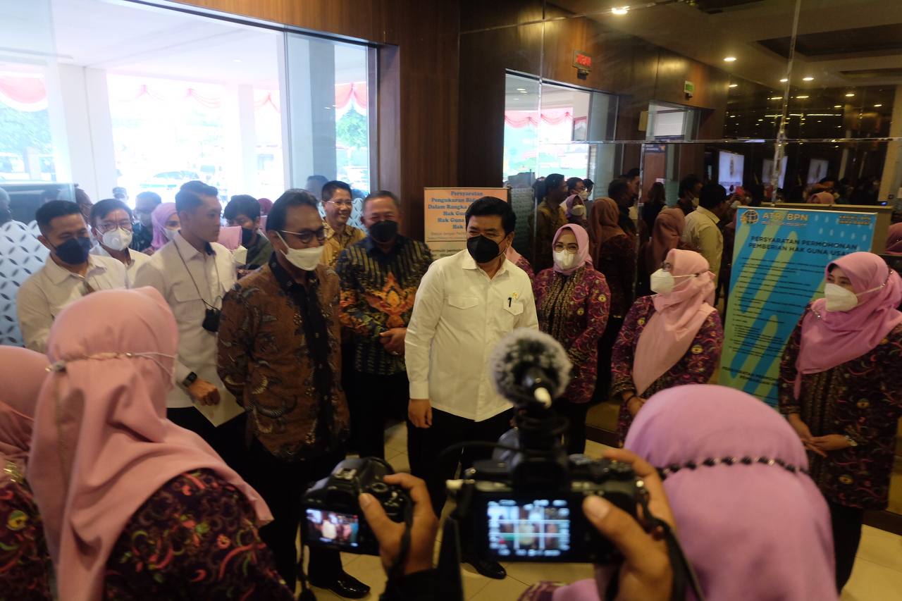 Menurut Josia, saat ini birokrasi dan kebutuhan masyarakat begitu mudah diakses di Kantor Pertanahan Kota Bandung. Foto: Humas Kota Bandung.