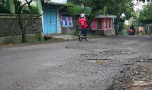 Anggota Komisi C DPRD Kabupaten Bandung, Toni Permana menyampaikan sejauh ini setiap dilakukan proyek pengerjaan khususnya jalan, koordinasi dari Dinas Pekerjaan Umum dan Tata Ruang (PUTR) dengan pihak terkait masih tergolong minim. Foto: Humas Jabar.