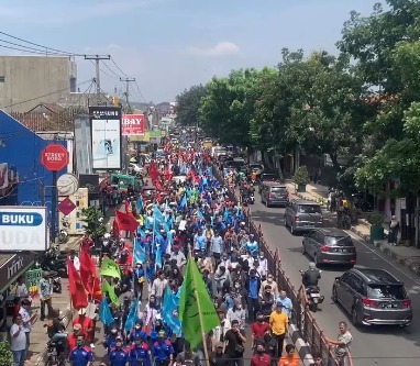 Aksi unjuk rasa menolak kenaikan harga BBM bersubsidi terus terjadi di antaranya. Setelah mahasiswa kali ini giliran buruh yang menolak kebijakan pemerintah tersebut. Foto: @infocimahi.co.