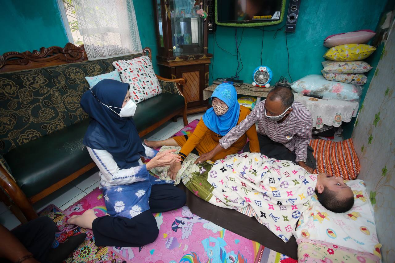 Sejak bayi, Andri belum pernah mendapatkan penanganan medis yang mumpuni. Semua upaya sederhana hanya dilakukan di rumah. Foto: Humas Kota Bandung.