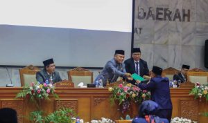 IMG-20221031-WA0002 Bapemperda DPRD Kabupaten Bandung pun menyampaikan laporannya terkait pembahasan Program Pembentukan Peraturan Daerah (Propemperda) Tahun 2023. Foto: DPRD Kabupaten Bandung.