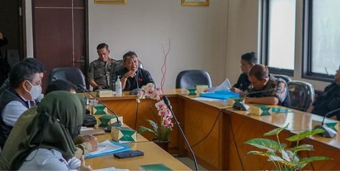 Komisi A menerima audiensi dari PEKAT-IB Kabupaten Bandung pada aksi damai Terkait Perijinan Pembangunan Gedung Praktek Terpadu STPB di Kecamatan Dayeuhkolot. Foto: DPRD Kabupaten Bandung.